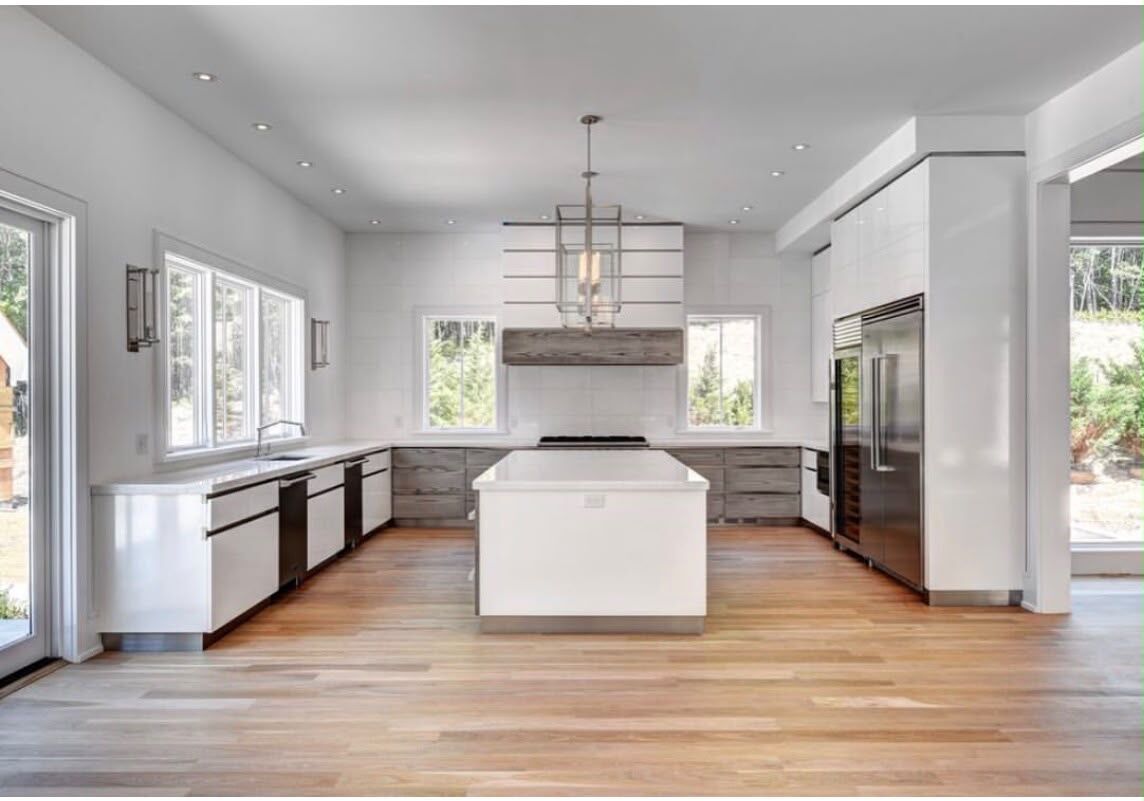 Kitchen with flat-panel cabinetry and a center island